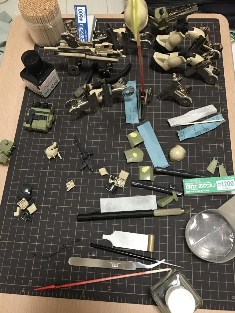 合わせ目消しと武装を取り付ける穴のパテ埋め、この頃は肩の装甲はつけようと思っていてそこも合わせ目消してました…