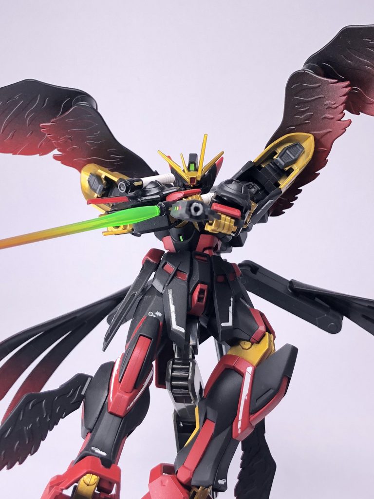 右側のブレードアンテナが多いのは真の特徴的な2本のアホ毛をイメージしております。