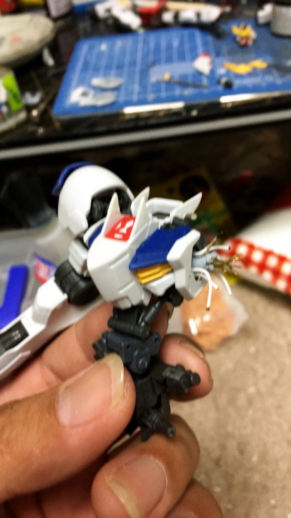 左腕ダメージ加工と胸部パテ盛りシャープ化。今回わかりづらいですが実はダメージ加工以外にもチョイチョイいじってます。
腰にはジョイントパーツを…