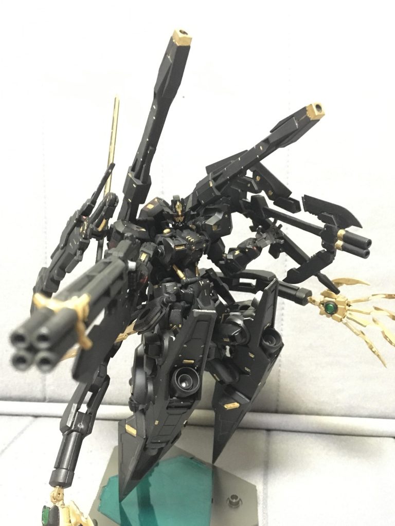 サブユニットは脚部、バックパックに装備可能。高機動形態的な!