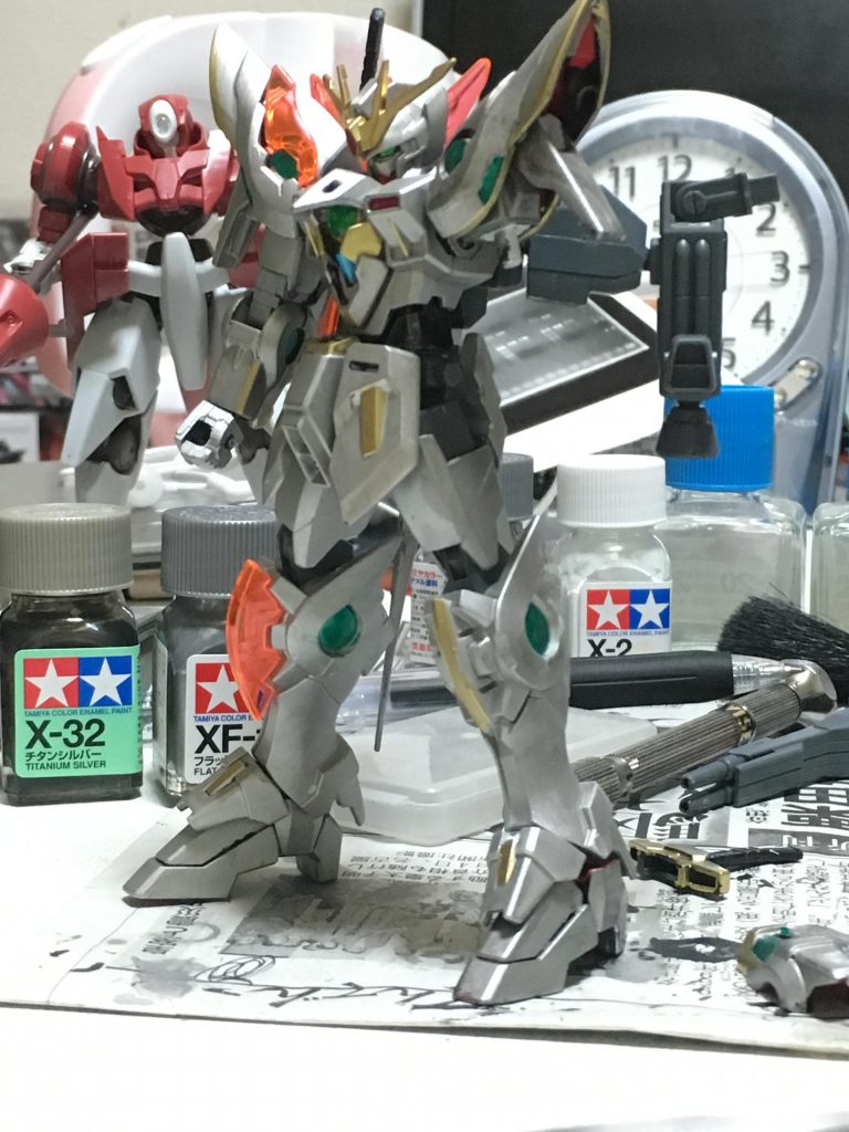 最初は西洋甲冑イメージの銀カラーでした
でもそのあとツイッターで騎士風のメチャクチャカッコいいクアンタ見て焔が焚べられました