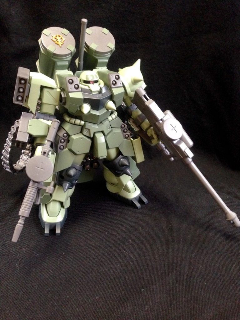 前面。
塗料はザクⅡ用のガンダムカラーを使用し、ジオン系グレー部分にはディープグリーンを混ぜています。
アメイジングブースターの大型砲にザクマシンガンの弾倉を接着し、クリアパーツでセンサーを作りました。