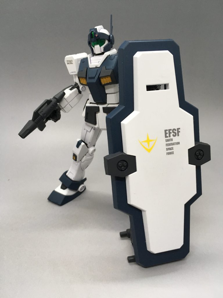 盾装備。脚を追加したので安定します