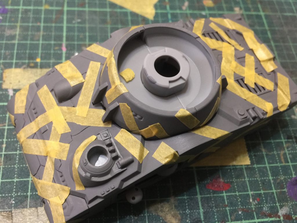 グレーを基調に上からランダムにマスキングしてその上から違うカラーを塗ってを繰り返して迷彩にしております。