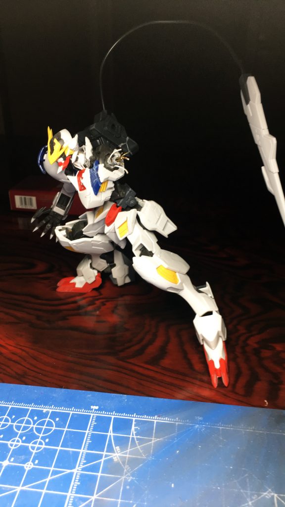 形になったところです。
爪はプラ棒で延長しています。
しかし流石鉄血キット…これだけ前傾姿勢で自立するなんて…