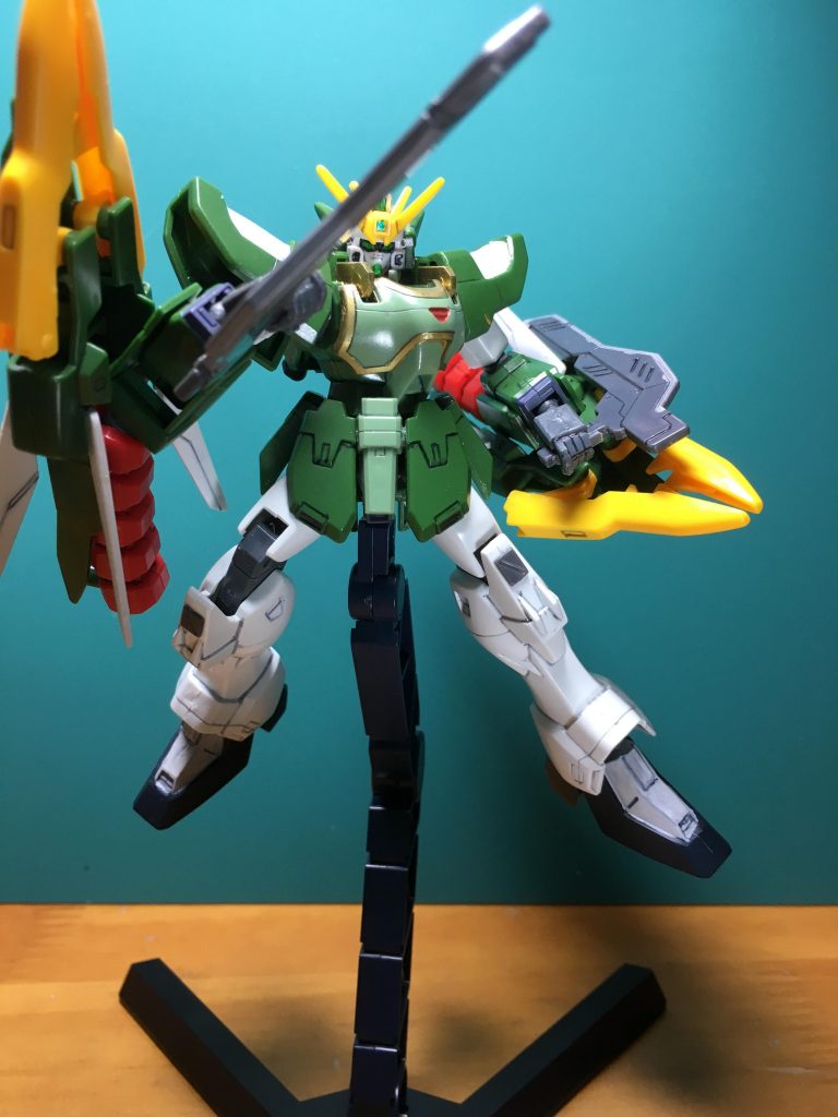 　付属品が少なすぎるので、コトブキヤの「M.S.G パンツァーファウスト・トンファー」からトンファーを使用。余剰扱いになる武器持ち手を使い保持しますが、スカスカなのでトンファーのグリップにランナータグを貼って収まるようにしています。