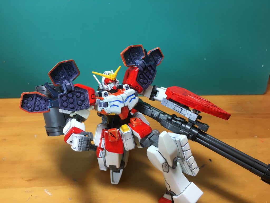 　膝は2重関節ですが、膝立ちポーズを取らせるには厳しいです。肩のハッチは特に前面は挟み込み式なので、無理に後ハメ加工をせず、肩上部と側面は段落ち処理する方が良いと思います。