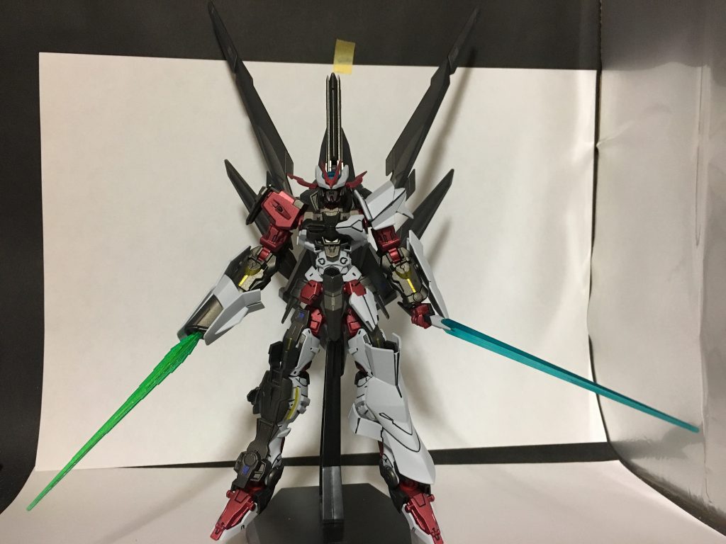 ナイトロシステムを発動させたXコネクトモード

劇中では左手にもサーベルを持っていたのでジャンクと背中に付くフィン状態のサーベルパーツから作りました。