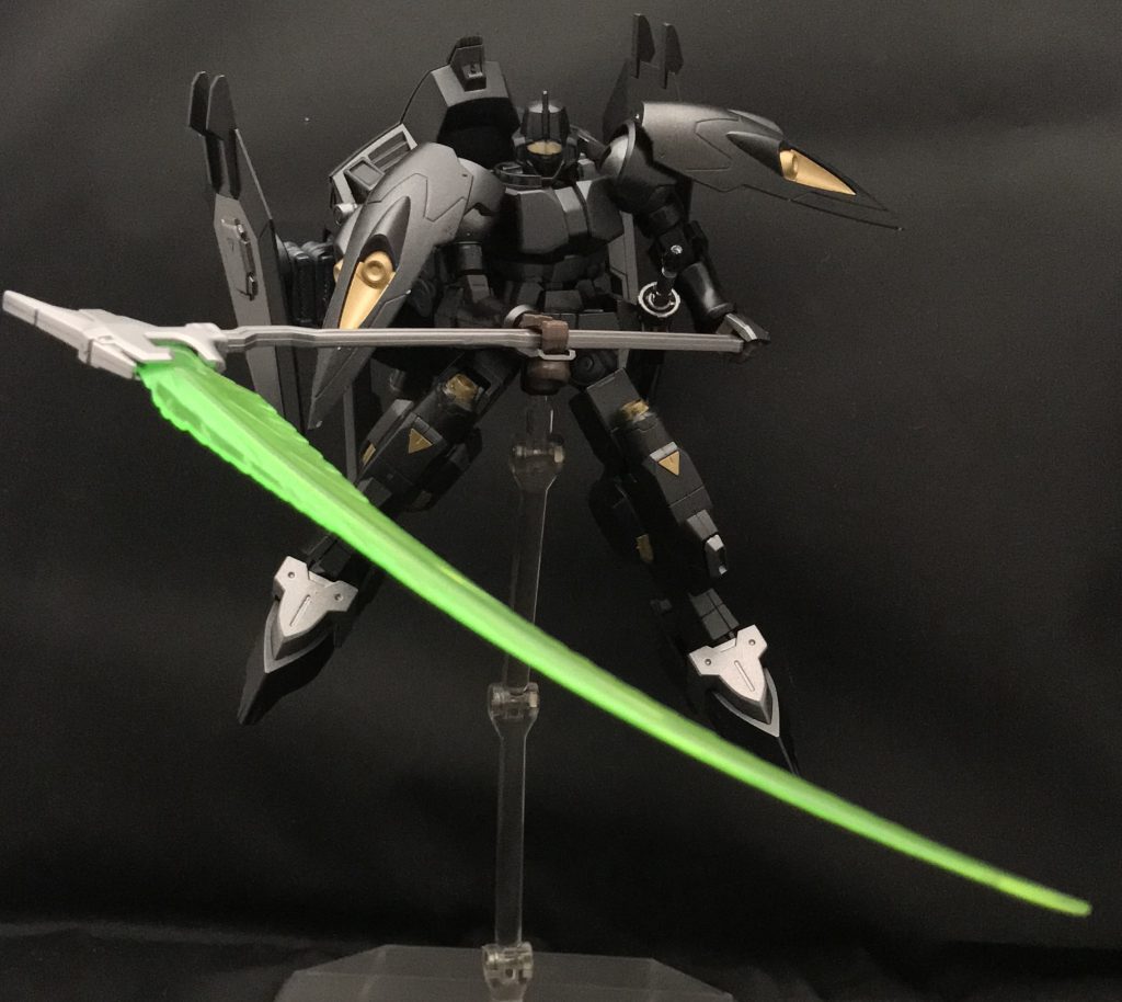 フォビドゥンらしさをと思ってビームシザースを……。リーオーの可動のお陰でアーマーが上下に広がり干渉しません。