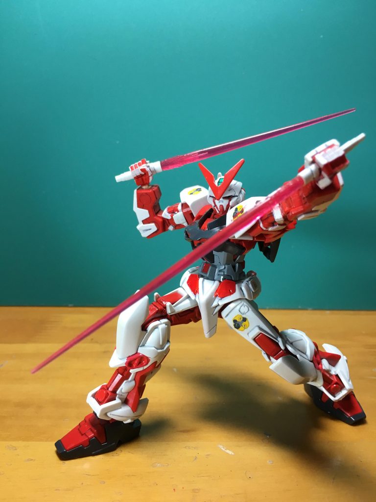 　ビームサーベルのエフェクトは、根元にギザギザディテールがある珍しい形。旧アストレイ系のキット以外に流用できなさそうなピン形状でした。ちなみにリニューアル版にはスカスカすぎて使えませんでした。残念。