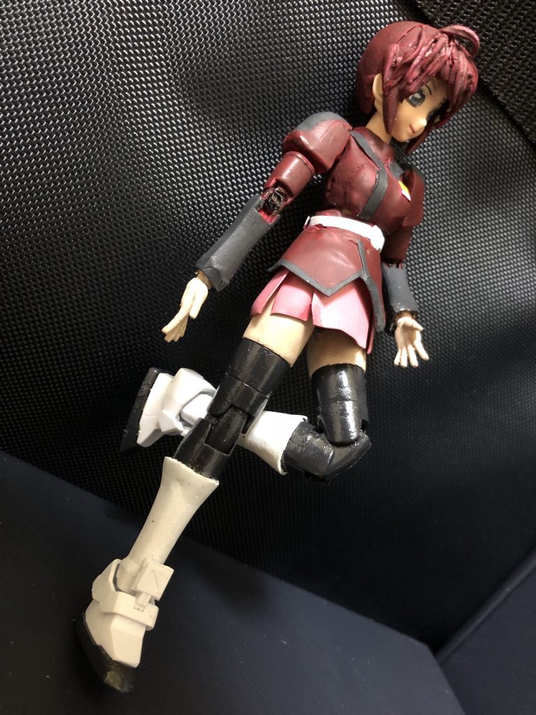 ozy「では、ディアッカの問いに答えるとしようか。そう、このMS少女には専任パイロットを用意してある。それでは紹介しよう。ルナマリア・ホーク君だ」
ルナマリア「ちょっと！何なのよコレ！一体どういう事！？誰の許可を取ってこんなの作ってるのよ！」
ozy「キミもザフト軍に所属する以上、いちパイロットであるキミに許可を貰う必要があるとも思えんがね？まあいい、気分を害したなら私が代わりに謝罪しようか。めんごめんご。(´ω｀；)」
ルナマリア「ふざけないでよ！この変態！このレビューやめなさいよ！」
ozy「やれやれ。私の通称が変態仮面っていう事を知らないのかね。ふふふ....もう誰にも止められはしないさ…！」
イザーク「おい！貴様！隊長に対して態度がすぎるぞ！」
ディアッカ「ムリもないけどね。」