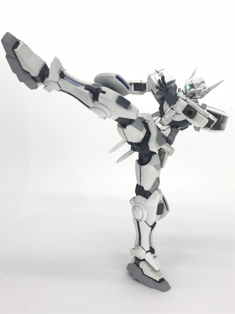 ハイキックのポーズもこんな感じ。
ちなみに、支えなしで自立しています。