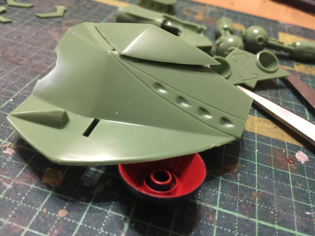 モノアイ部分をくり抜いて頭頂部をずらしシャープ化