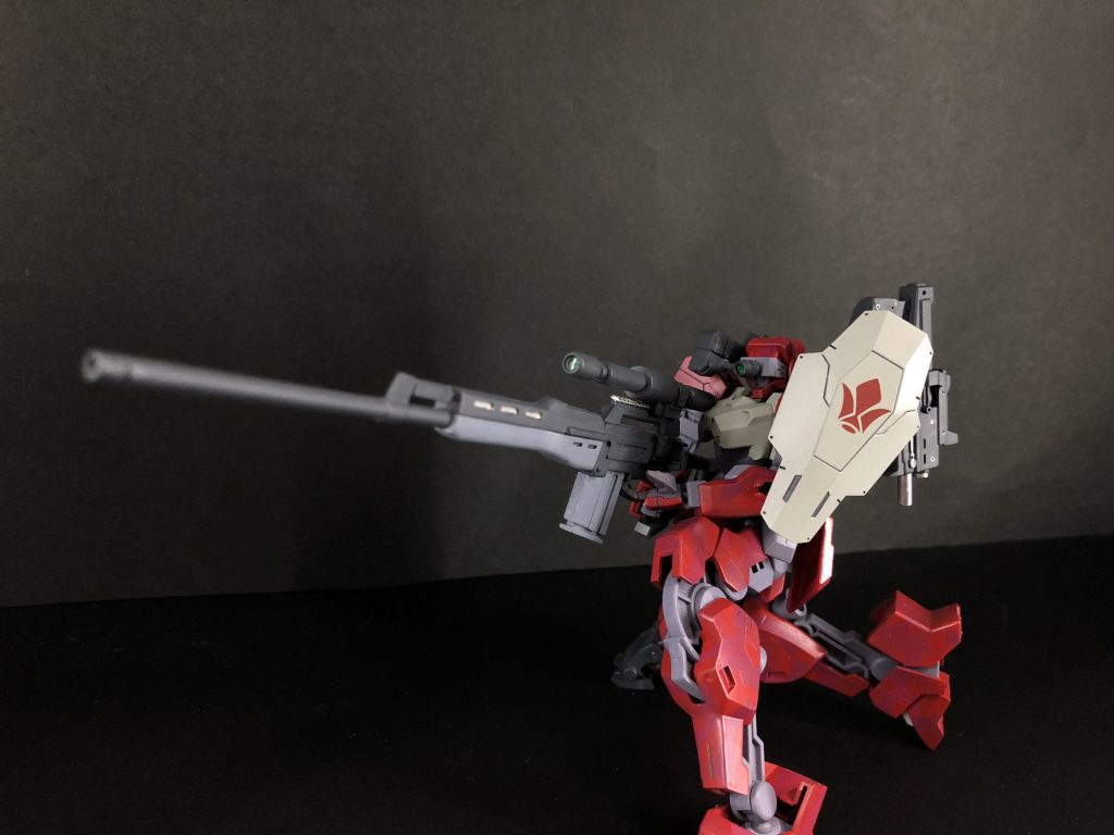 スコープは獅電のバイザーに直接取り付けないで、後ろから伸びてくる感じにしました。こうすることで通常の獅電をカスタムした感があると思ってやりました。左肩にシールドを付けるとガンナー見たいだなって思って付けました。