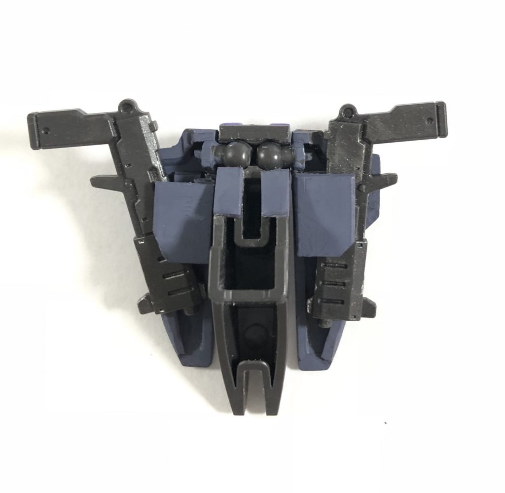 完成！(裏側から見たところ)フロントアーマー横からハンドガンを抜くことができます 銃口付近にも切れ端を貼ってストッパーにしてます
足との干渉防止の為、ふんどし部分とフレームの間に小さく切ったランナータグを貼って接続部をちょっぴり延長しました(真ん中ぐらいのグレー部分)