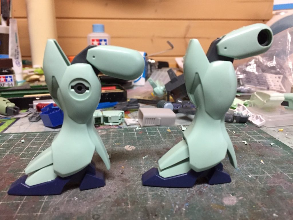 右足が改造前、左足が改造後です。キットですとあまり膝が動かない印象を受けたので、ジャンクでスネ側に関節を追加。二重関節もどきな感じに。