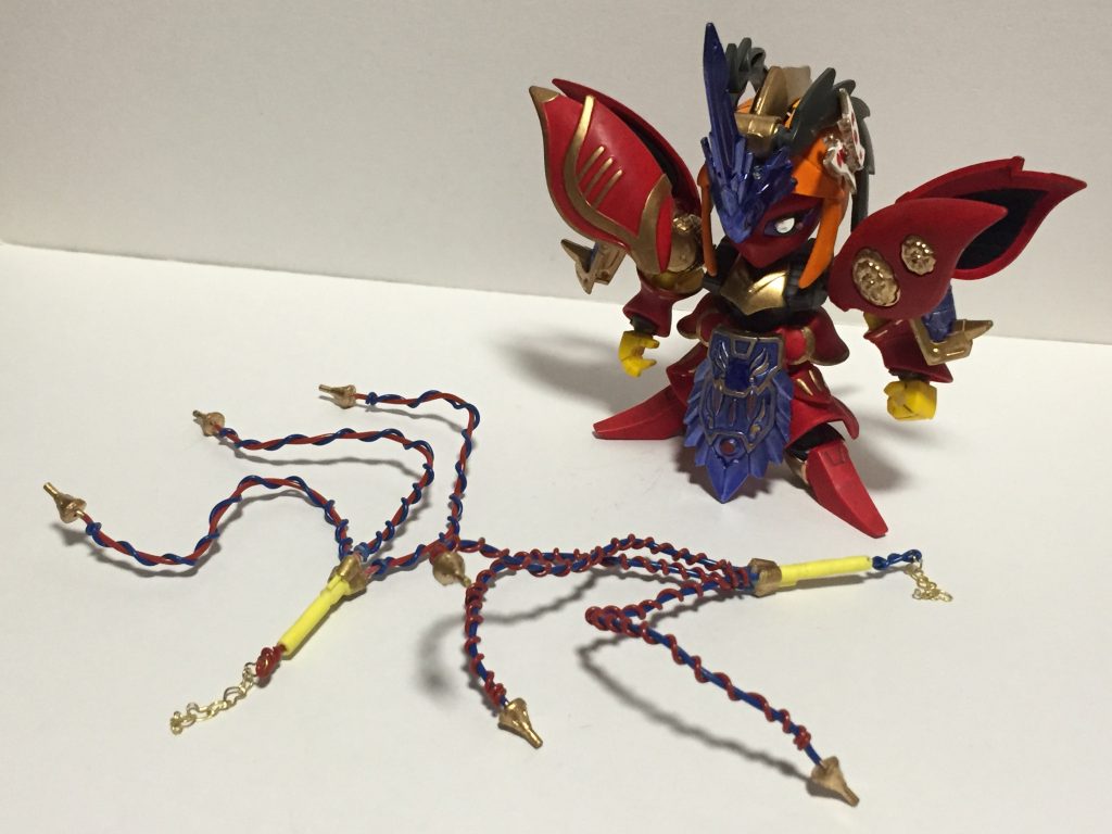 武器は演者の三又ビームサーベルとファンネルをモチーフにした2本の鞭型武器です。
持ち手とファンネルはHGキュベレイMk-Ⅱから。鞭部分はワイヤーで動きつけられます。