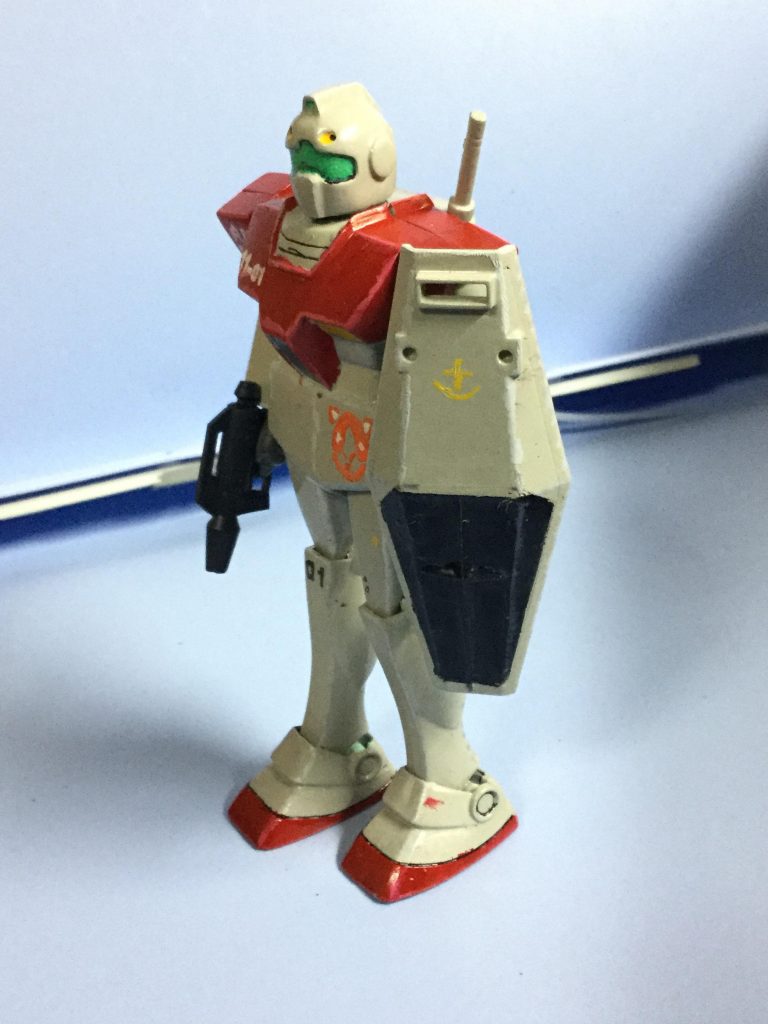 斜め前からその2。
シールドの配色はセガターン版のジムコマンドや、ブルー3号機のシールドをもとにしました。