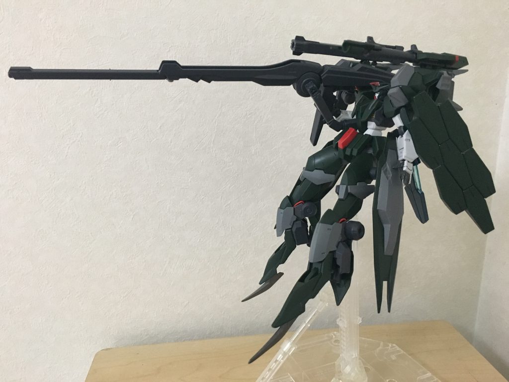 折りたたんでいる砲身を展開して
機体エネルギーをGNメガランチャーに集中することで射程距離の延長と通常時の倍以上の出力で大多数の敵を殲滅する