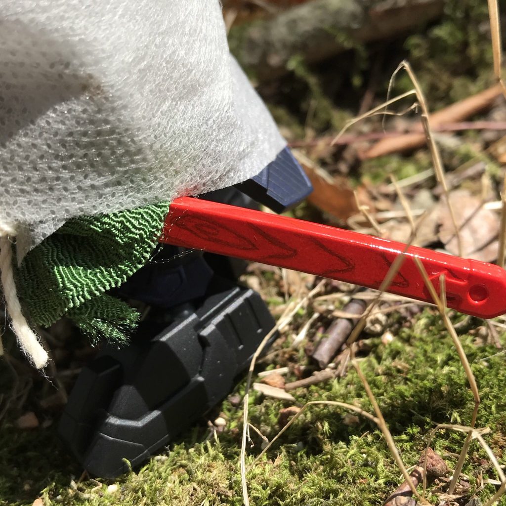 刀の鞘は木目調にしました。
サフした後に、鉛筆で木目を描き込み、クリアレッド→クリアオレンジ→クリアイエローを吹いています。
初めての試みでしたが、良い感じになったかなぁと思ってます!