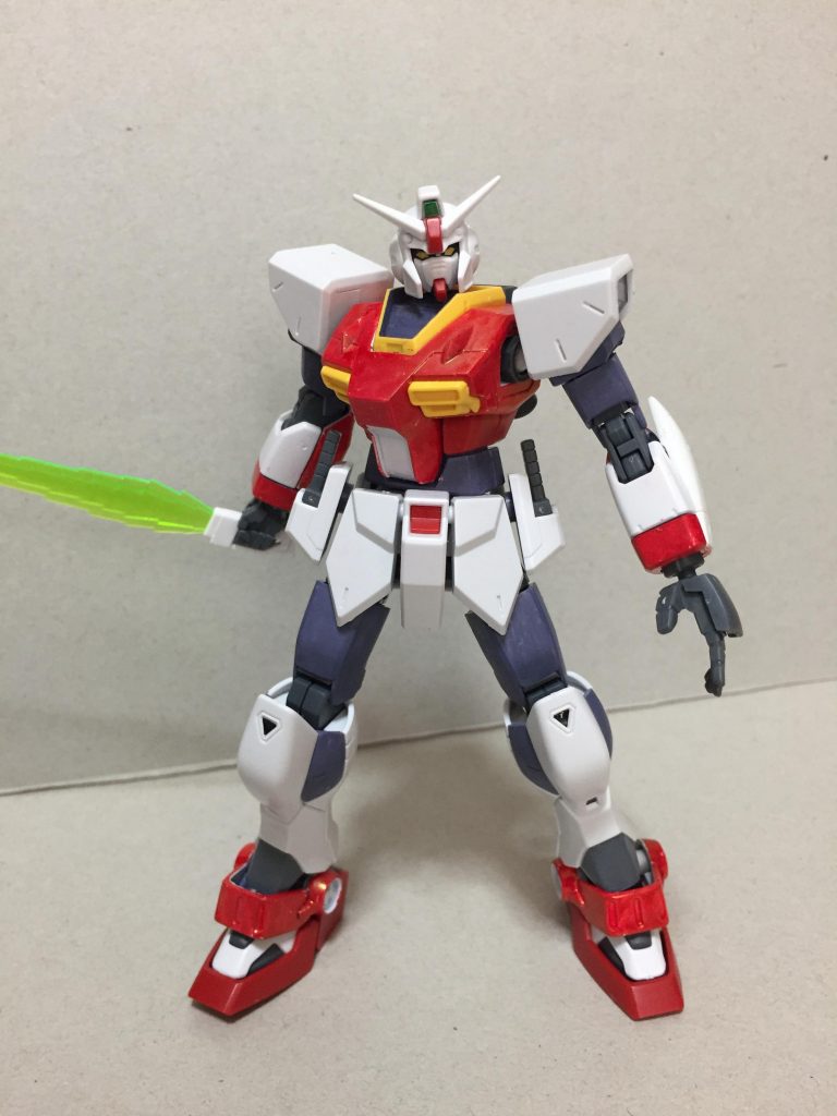 この機体の最大の特徴は、ビームサーベルの1.5倍の出力と粒子密度を誇るビームセイバーである。ルナ・チタニウム合金を容易に断てる威力を持つものの、定期的な充電をしなければ使えなくなる。