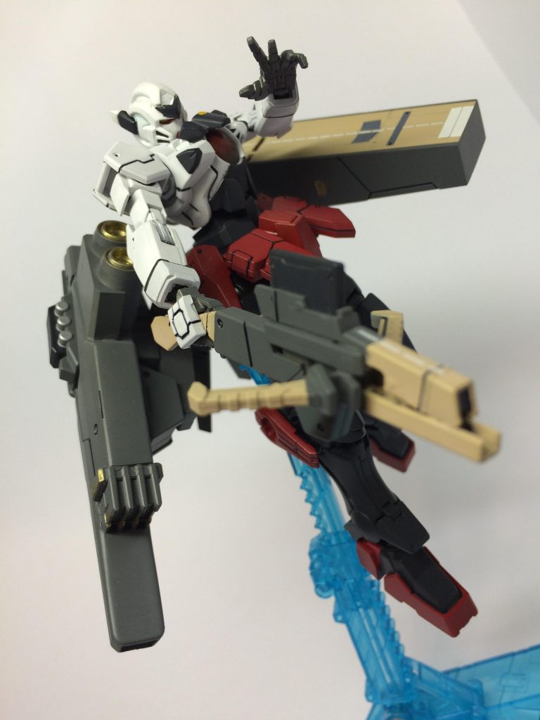 装備はGNビームボウガン

背部の艤装はGNビームランチャーとGNビット内蔵シールド