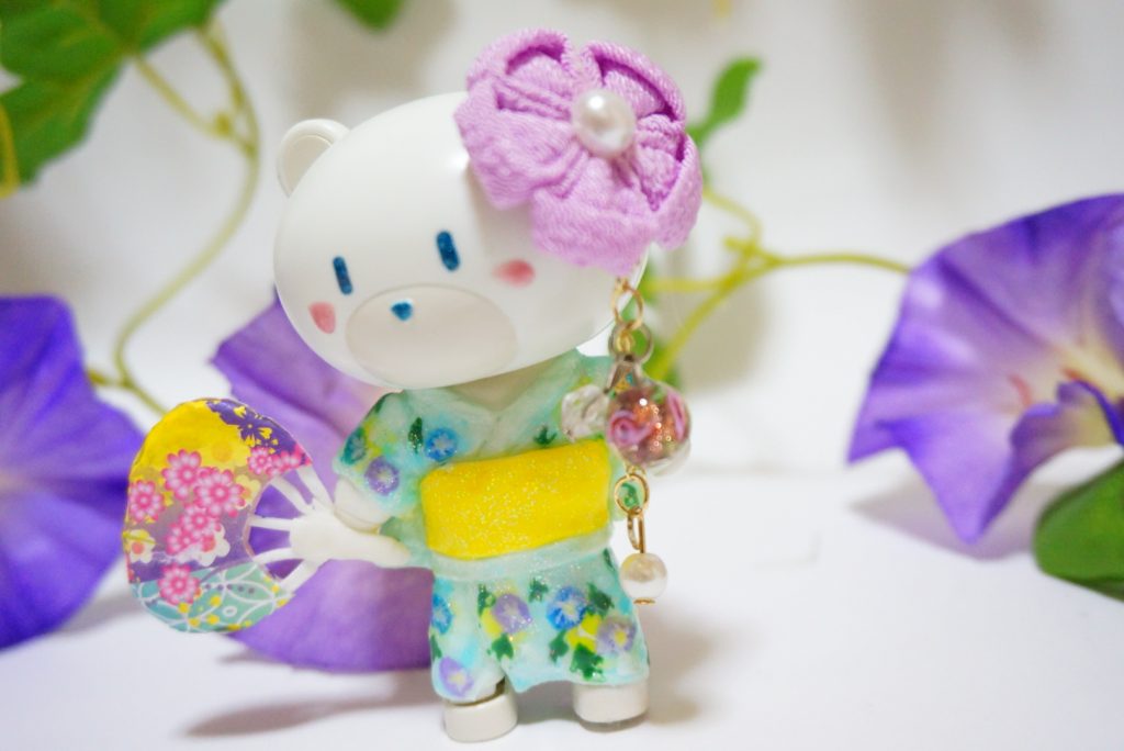 制作段階をTwitterにアップした時に指摘してくれた方もいたんですが、
着物っガイの時に比べて浴衣を緩めに着付けてます。
浴衣はお祭りで動き回れるように多少胸元を緩め、丈を短めにしてもokと言われてます(若い子ならねw)
あとは、胸元はある程度開けないとプチッガイの首が動かせなくなるのも…w