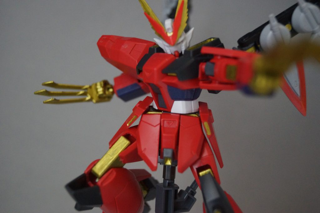 ポージングセンスがないのですが、攻撃イメージです。
製作中に、右脚付け根が折れるというアクシデントがありましたが、なんとか直せました。いい経験です。