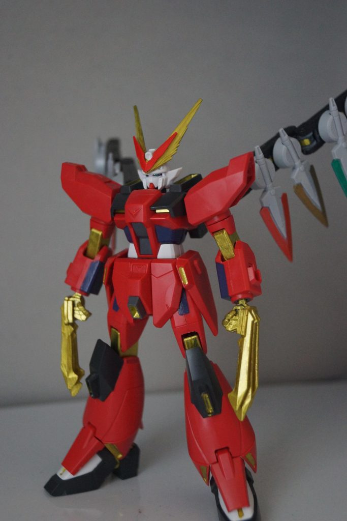 正面です。
ダンボールなWARSのラグナロク的なクリムゾンということで、関節色、拳をGXメタルイエローにしました。イメージ元その1な感じにするために、拳にクローをつけました。頭部アンテナからも余剰エネルギーが放出している感じで。
イメージ元その2な感じにするために、背中にはボールデンのアームとビルダーズパーツのダガーで吸血鬼っぽい翼を作りました。ダガーのそれぞれの色にガンダムマーカーメタリックセットを試しています。