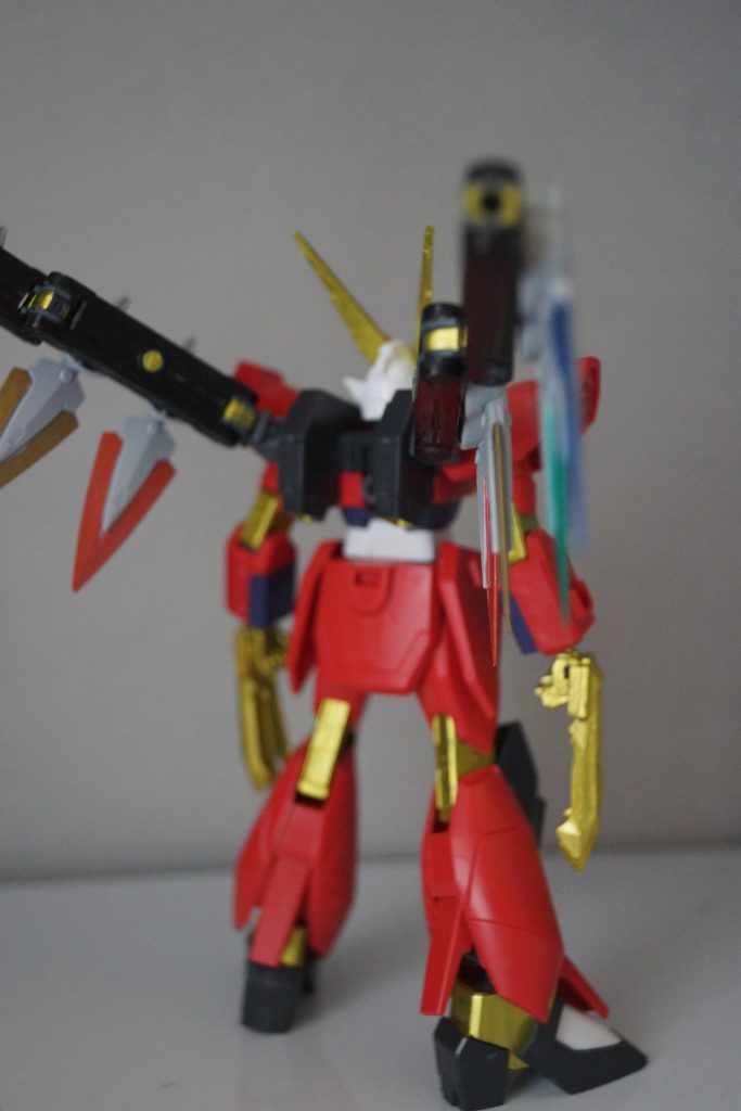 背面です。
関節のイエローが映えますね~。クローを追加した拳も自分では気に入っています。
塗装剥げ防止加工も脚の関節部、腕の関節部などに施したのですが、ちょっとうまくいってないですね...。練習あるのみです...。