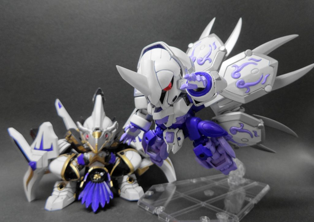 鎧を台座に組み付けると白魔神形態に。
最後の最後で盛り込んだ後付でしたが、気に入ってます。笑