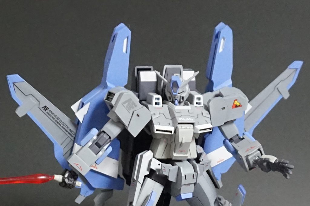 ビームサーベルを構えて