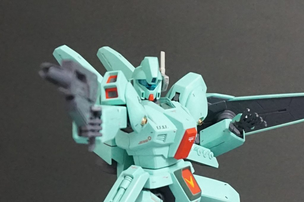 塗装は全体的にブルー系としています。
逆襲のシャアに比べてF91でのジェガンは青みが強いイメージがあります。