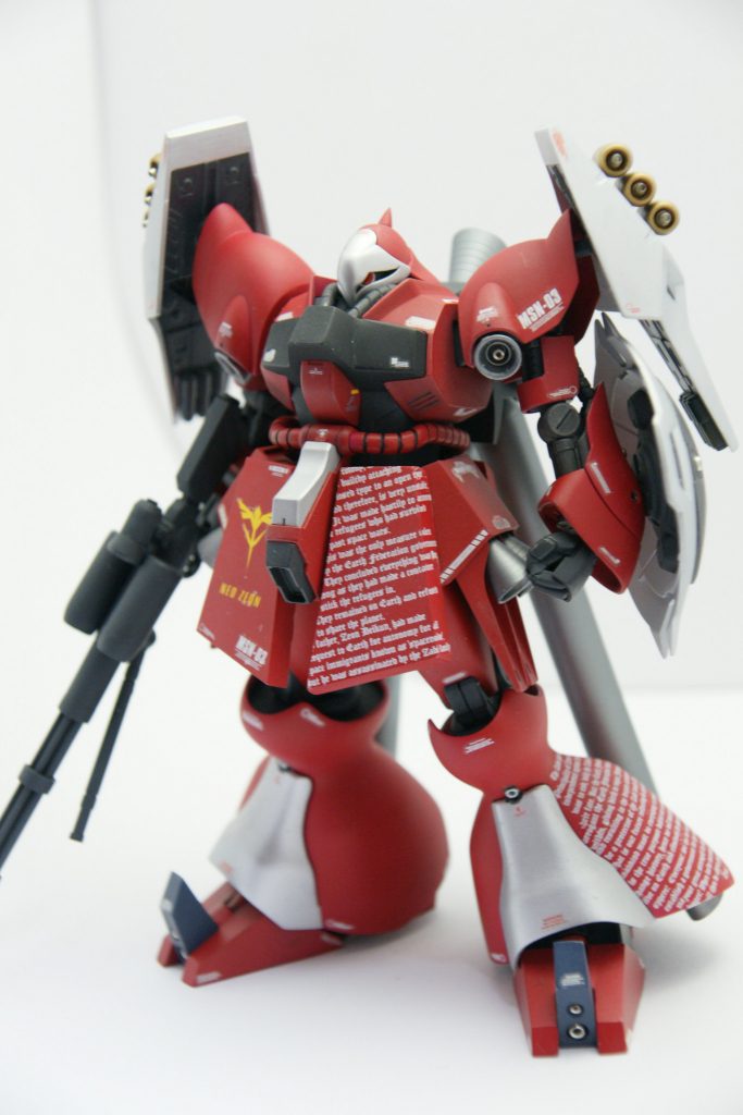 太ももがジオンのMSにしては細いと感じたので、大型化せず隠す方向にてフロントアーマーを大型化
平面が増えたので、そこに演説を入れよう!と思い立ち作品を仕上げていきました。