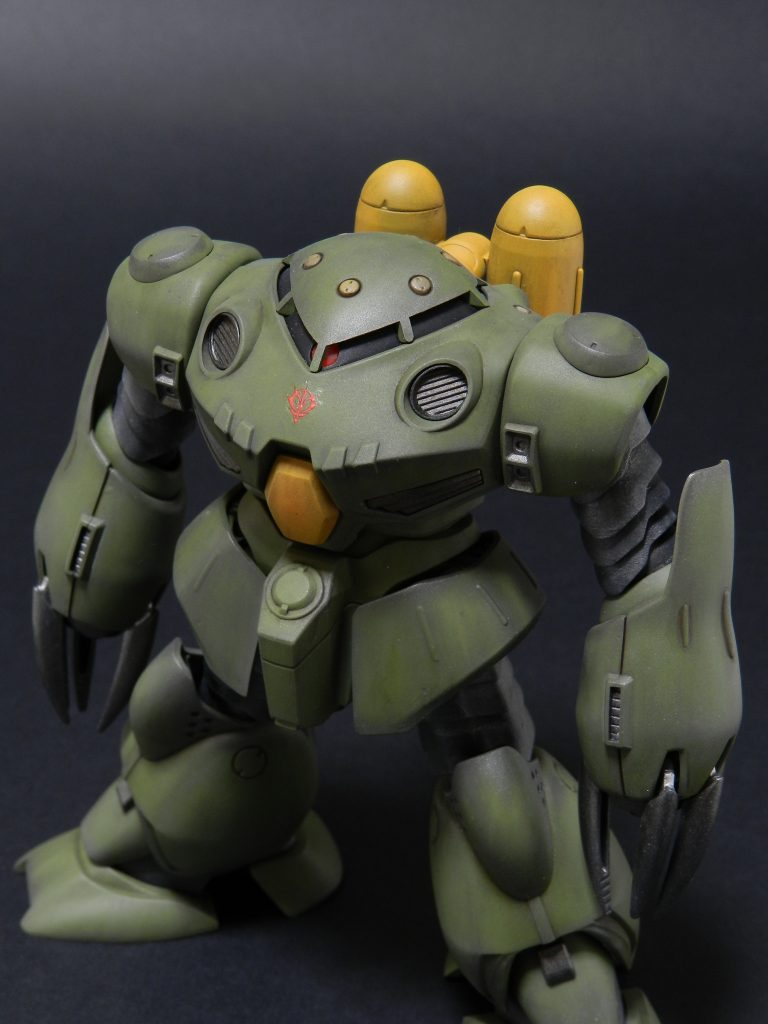 バーニアは水性ホビーカラーの黒鉄色を筆塗り。最後にウェザリングマスターのガンメタルとシルバーをエッジに擦り付け仕上げました。