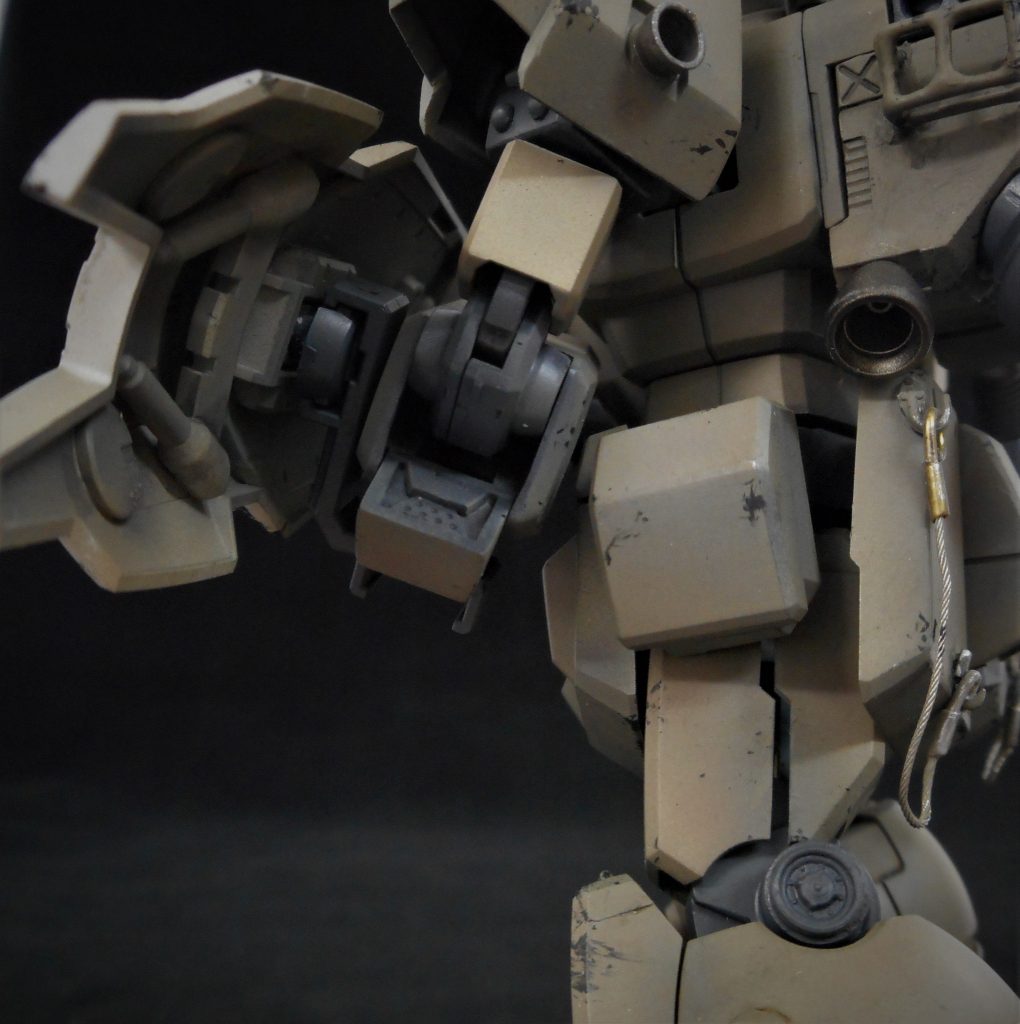 腰のワイヤーは何かを引く為にはここが合理的だろう（胸のフックもここにつながるのかな？）と配置。
肘裏のディティール、足のモールドも変えてます。