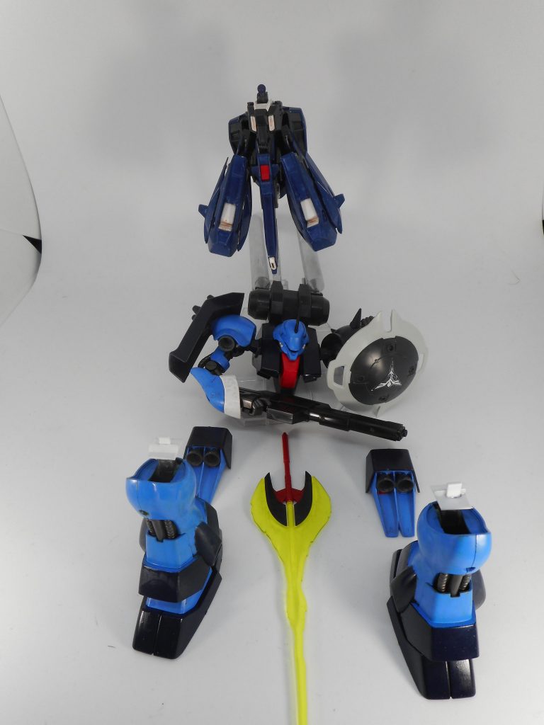 本体と装備を分けて
ウーンドウォートの腕と頭を外してます。
ザクⅢの胴体との接続はウーンドウォートの胴体のボールジョイントで無加工で接続しています。