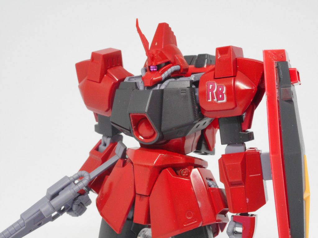 ## アップ
頭にはゲルググの角を付けて、肩にはジョニーのマーキングを貼りました。