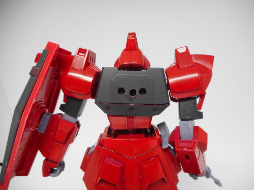 背中に穴を新たに開けてバックパックを取り付けています。