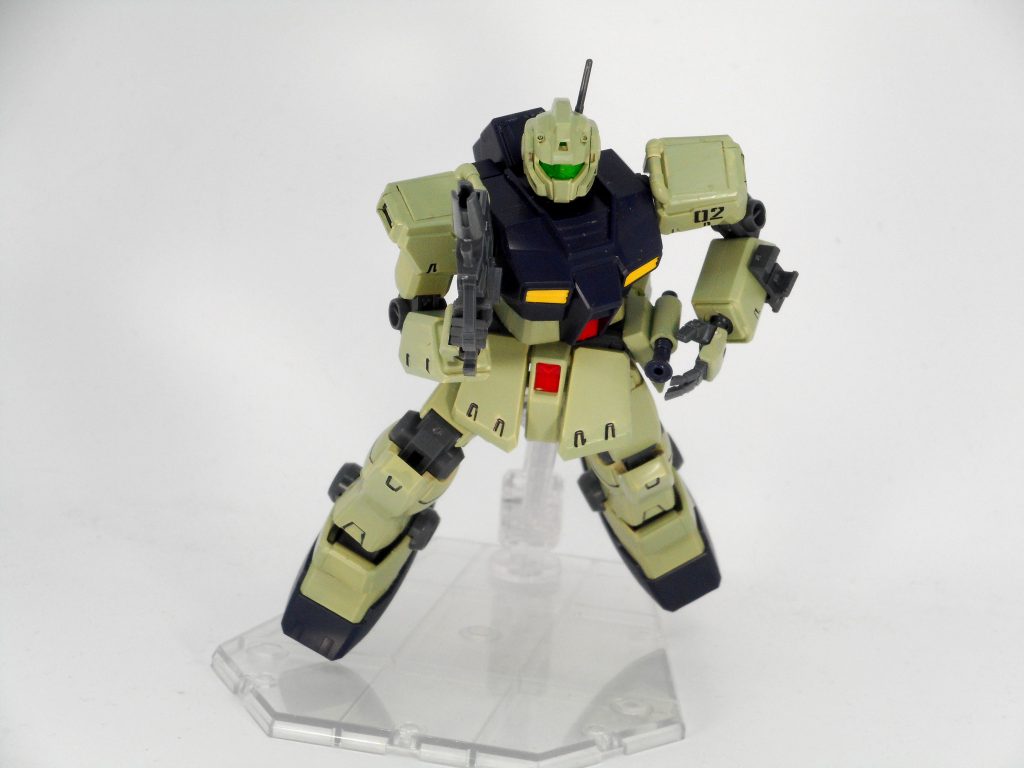 ポーズ6
ライフルで牽制しつつサーベルでの攻撃を窺っている感じ