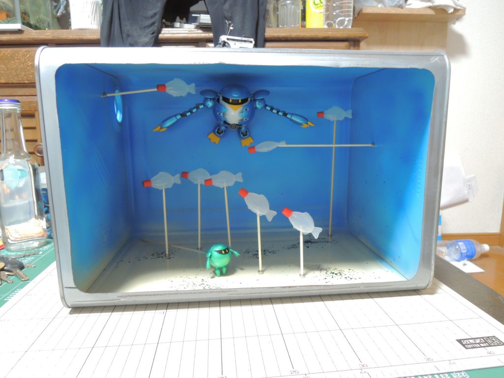 工場にあった一斗缶を使用しています　積み重ねのしやすさと廃品利用です