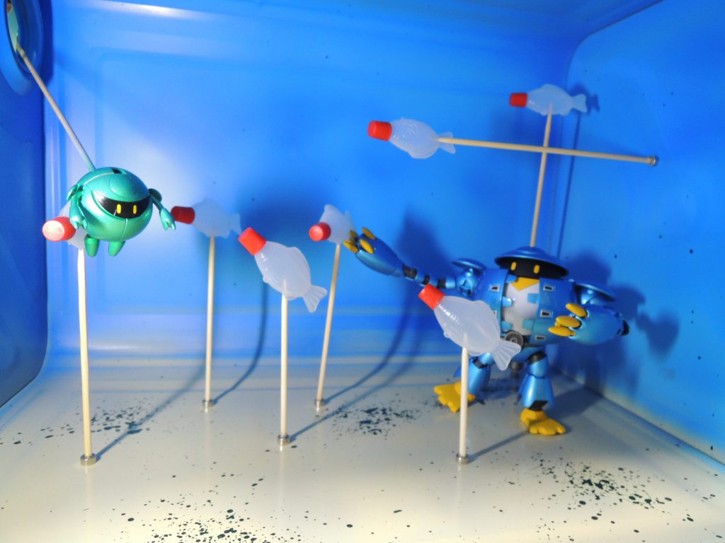 魚をつかまえようとしてますｗ