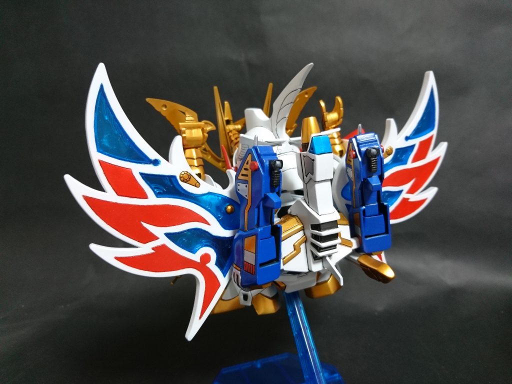 胴体は、腰を回せるようするため胸パーツのヒンジを上半身側から生やすように変更。
それに伴って、下半身もスカート部分以外を自作しています。
羽根については、ニコイチとしましたが、重くなりすぎて自立し辛くなってしまったのは失敗…