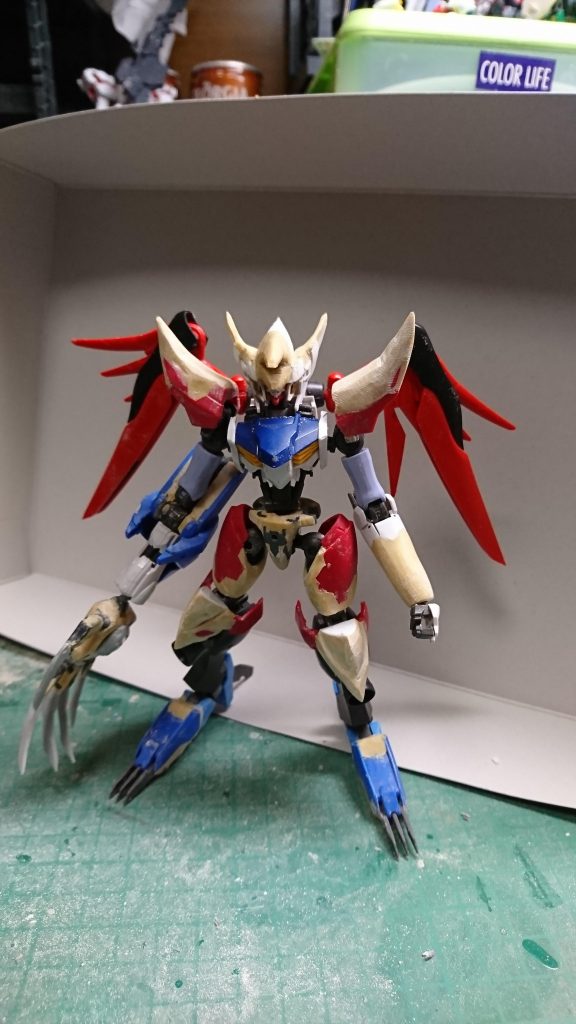 一番初め、まとまったときの写真です。
この時右腕はアヴァランチエクシアのダッシュユニットをベースにしていて射出機構もありませんでした。