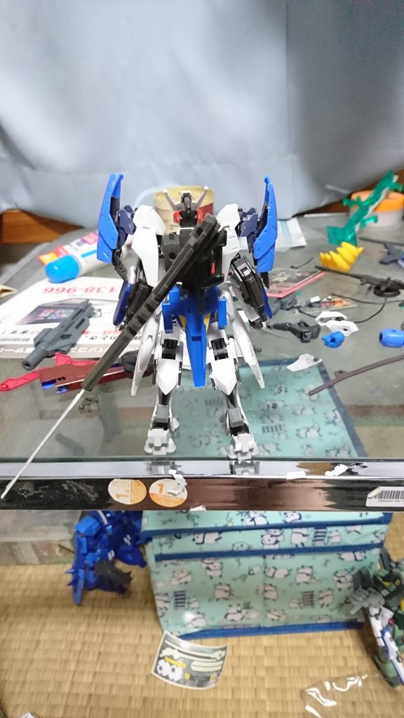 武器はデモリッション・ナイフの剣先にAGE－Ⅱの羽をつけた事で折り畳めなくなった代わりに通常より長くなりました。