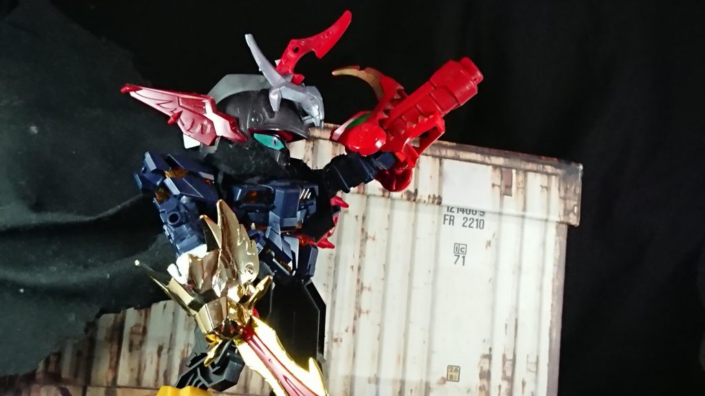 左腕グレイキャノン
グレイヘッドは闘我、キャノンは紅武者からです
ブレイブシールドは宇折堕のドクロ