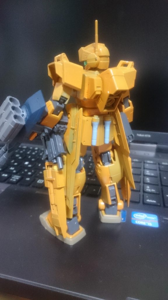 バック。バインダーガンをブースターの位置づけとして腰に付けました。ビームサーベルは塗装忘れw
片方は接着剤でくっつけてしまい、使えなくってしまいましたw