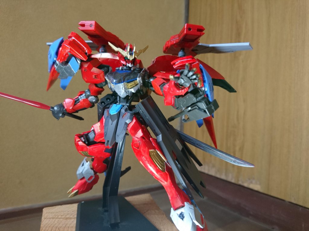 ビームレイピアの構え。ナノラミネートソードγのケーブルを利用して発振させている。バーストレイピアとしても使用できる。