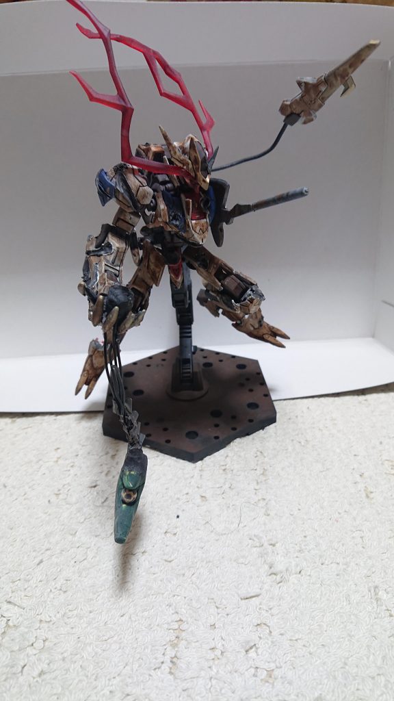 斜めからも、腕には破壊されたグレイズの頭部を持たせています。