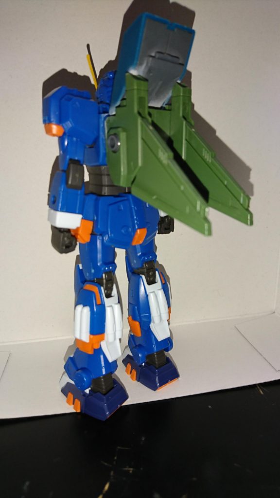 武装無しでの基本形態
バックパックは同スケールのブラストインパルスのバックパックを縦に取り付けています。ディテールアップにと、100/1リゼルのエアダクトパーツも取り付けました。